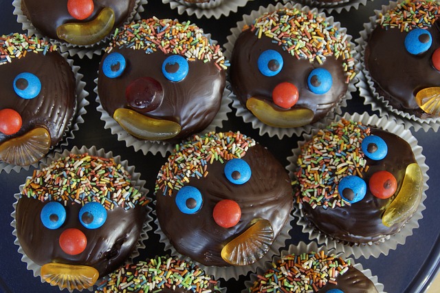 cupcakes with faces